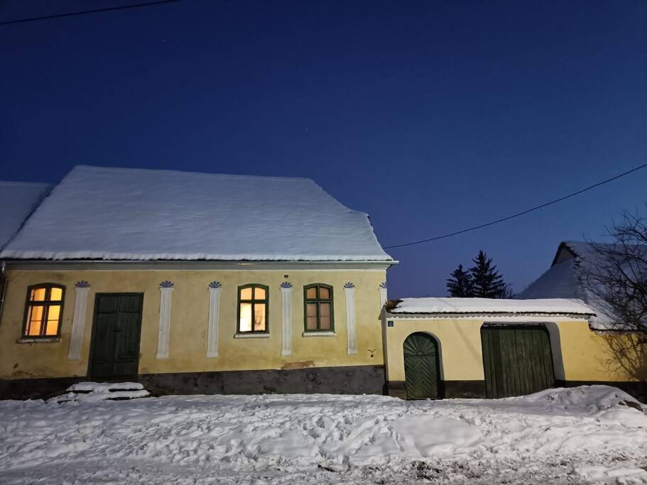 House By The Church - Entire House Crit Екстериор снимка