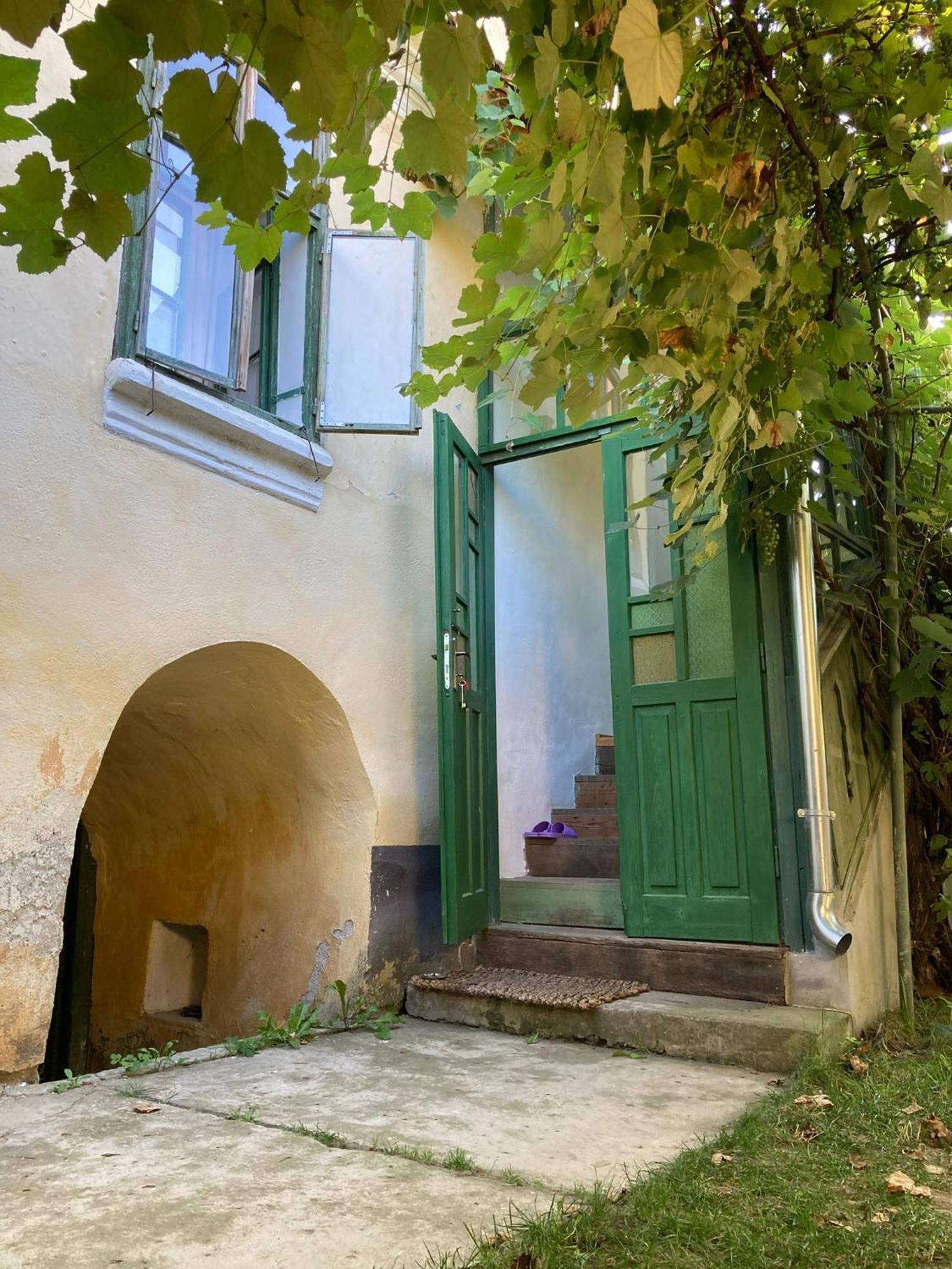 House By The Church - Entire House Crit Екстериор снимка
