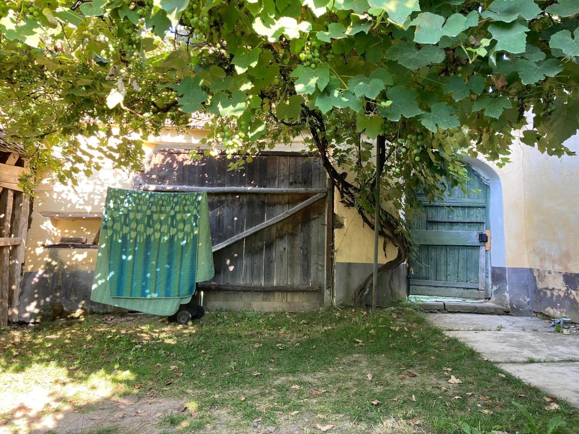 House By The Church - Entire House Crit Екстериор снимка