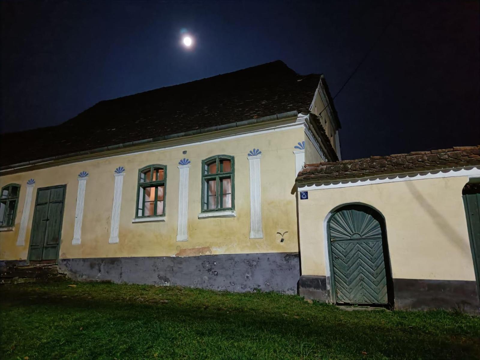 House By The Church - Entire House Crit Екстериор снимка