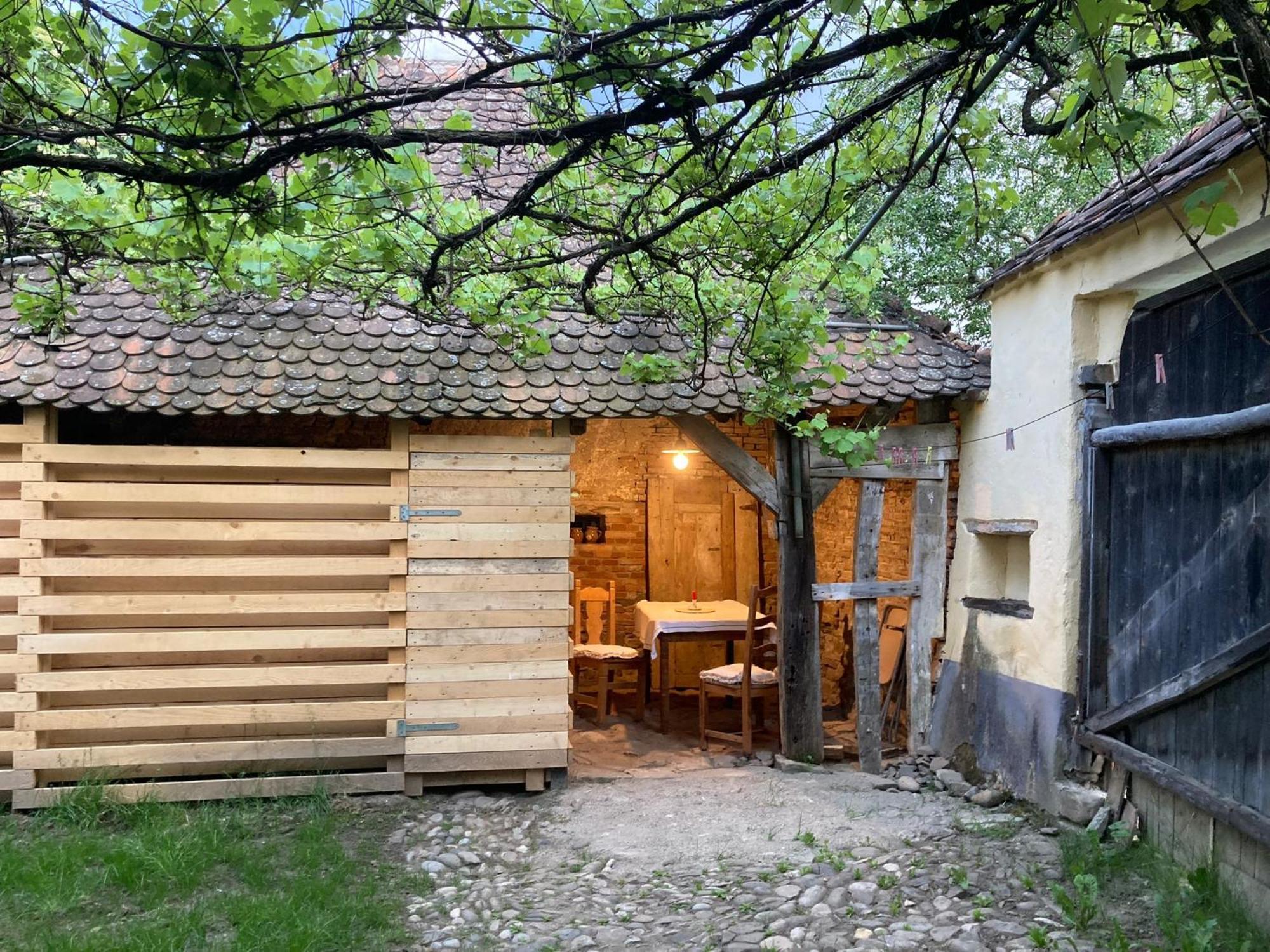 House By The Church - Entire House Crit Екстериор снимка