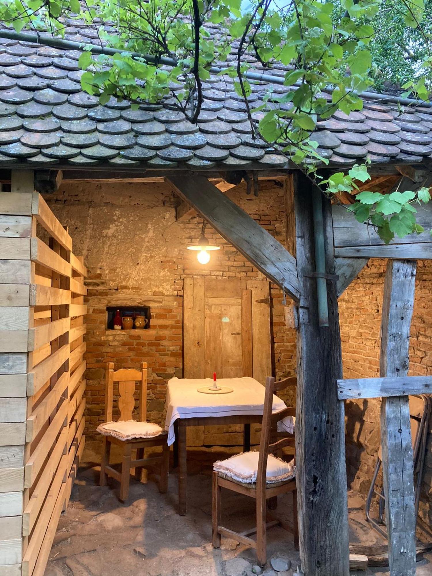 House By The Church - Entire House Crit Екстериор снимка